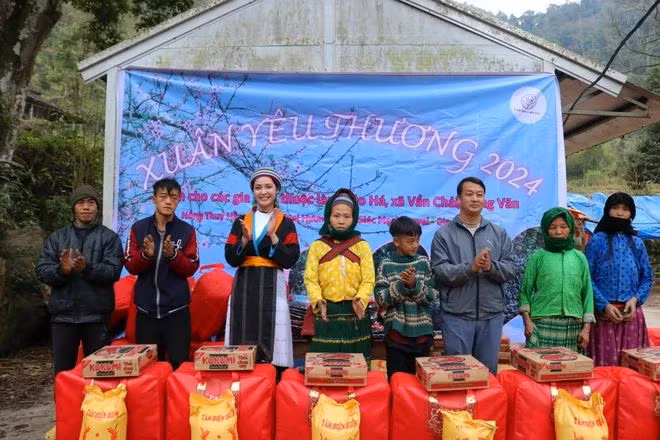 Têt : des beautés vietnamiennes remettent des cadeaux dans des régions montagneuses ảnh 1