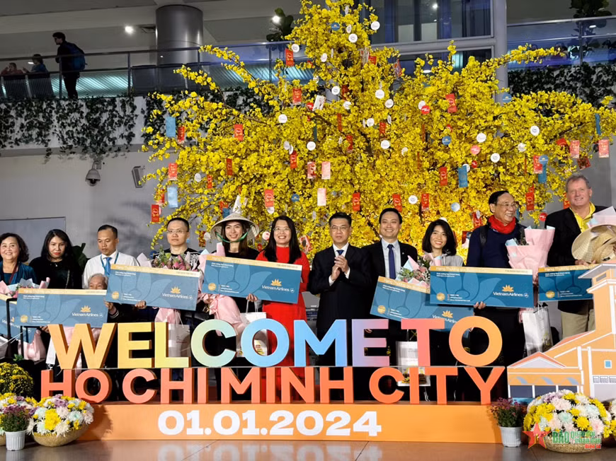 Vietnam Airlines accueille ses premiers passagers de l'année 2024 ảnh 1