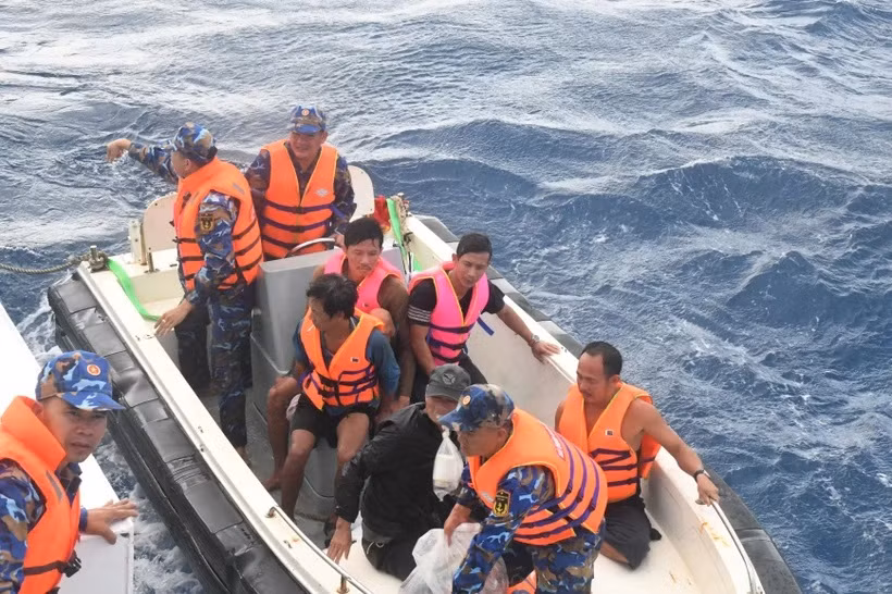 Un navire de la marine sauve cinq pêcheurs en détresse à Truong Sa ảnh 1