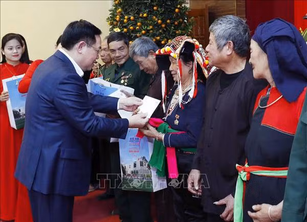 Le président de l’AN Vuong Dinh Huê visite le régiment 921 de l’armée de l’air ảnh 1
