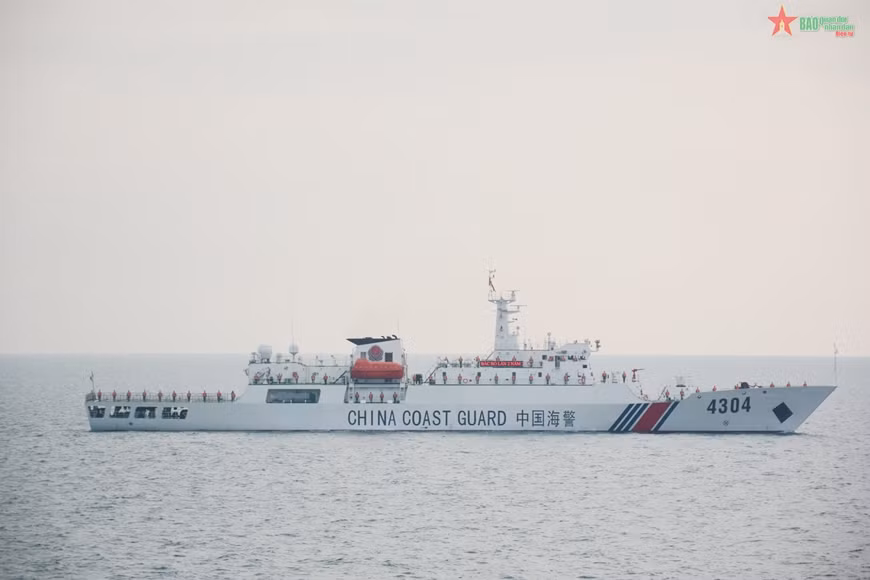 Les Garde-côtes vietnamienne et chinoise entament leur patrouille conjointe ảnh 2