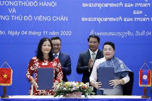Le PM lao salue la coopération entre les deux capitales Vientiane et Hanoï ảnh 2
