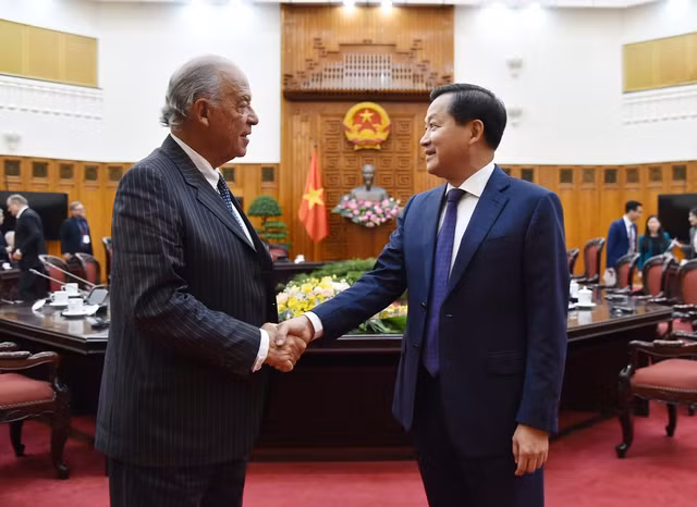 Le vice-PM Le Minh Khai reçoit une délégation économique suisse ảnh 1