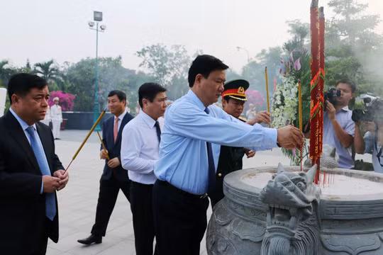 Ho Chi Minh-Ville : hommage aux morts pour la Patrie ảnh 1