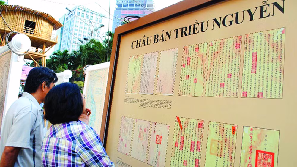 Exposition sur les Châu ban de la dynastie des Nguyên à Huê ảnh 1