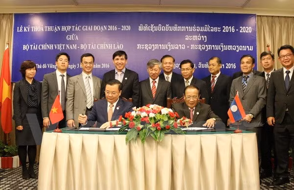 Vietnam et Laos resserrent leur cooperation dans la finance ảnh 1