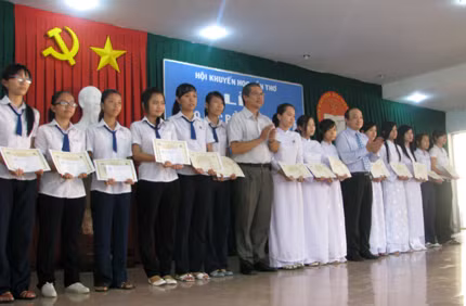 Remise de bourses d’étude à Can Tho et An Giang ảnh 1