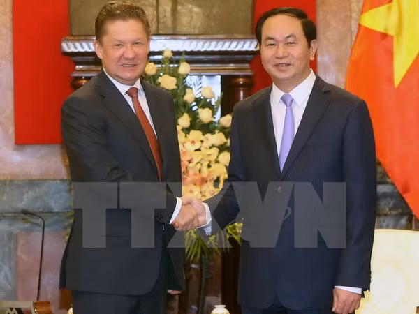 Le président du groupe russe Gazprom reçu par des dirigeants vietnamiens ảnh 1