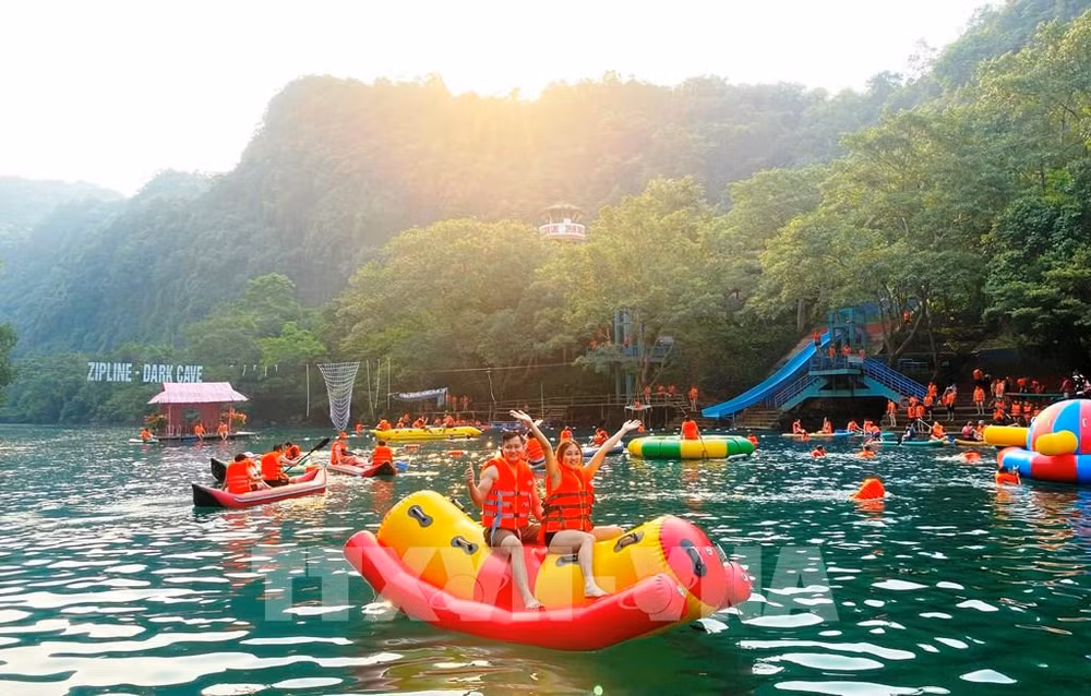 Le pays accueille environ 8 millions de touristes pendant les vacances du 30 avril-1er mai ảnh 2