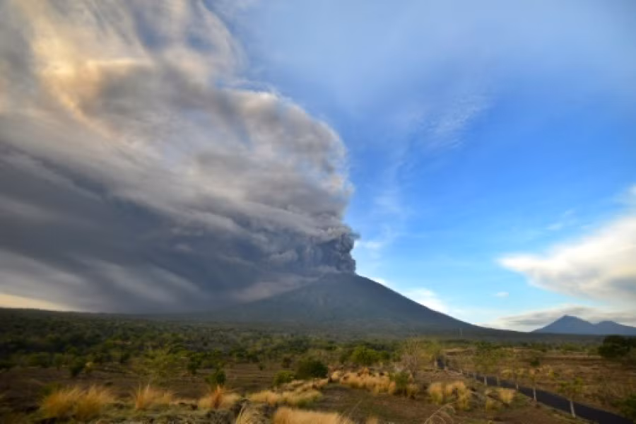 Volcan à Bali: des dizaines de vols annulés ảnh 1