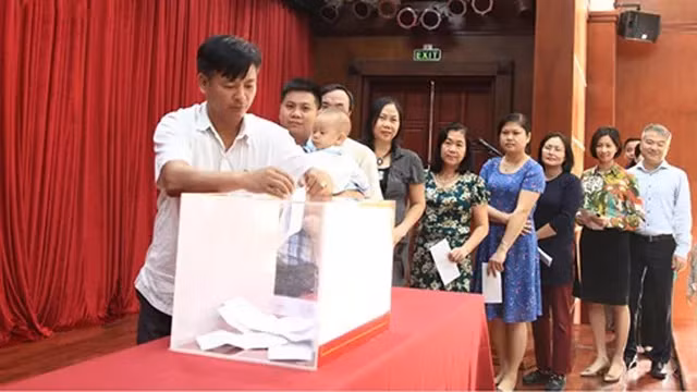 La communauté vietnamienne au Laos en aide aux sinistrés des crues ảnh 2