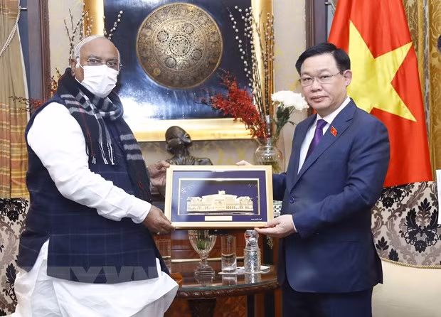 Le président de l’Assemblée nationale rencontre des dirigeants de plusieurs partis indiens ảnh 3