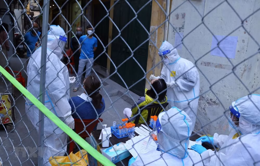 COVID-19 : le Vietnam confirme plus de 13.800 nouveaux cas en 24 heures ảnh 1