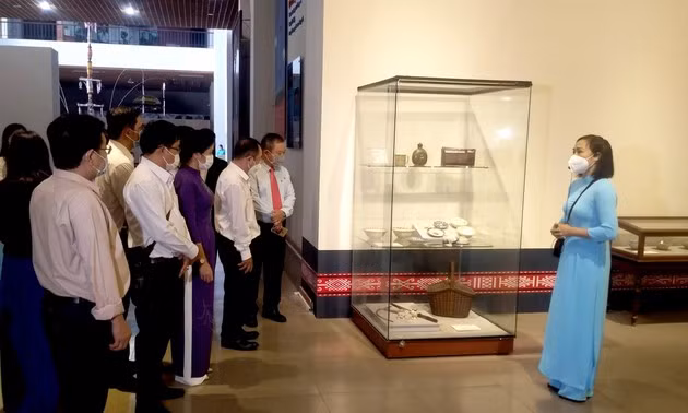 De généreux donateurs pour enrichir le musée de Dak Lak ảnh 2