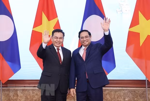 Entrevue entre le PM Pham Minh Chinh et le président de l'AN lao Saysomphone Phomvihane ảnh 1