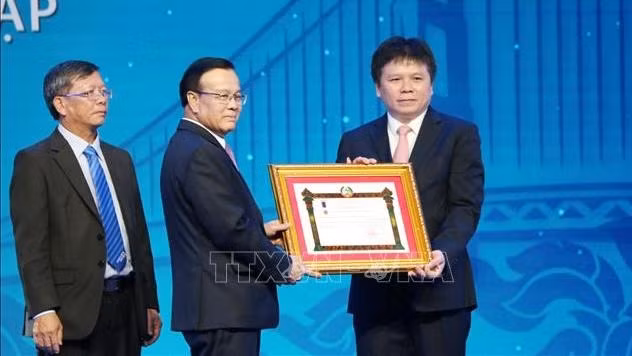 LaoVietBank s’est vue décerner l'Ordre du travail de première classe du Laos ảnh 1