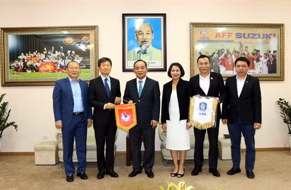 Les relations Vietnam – R. de Corée se renforcent grâce au football ảnh 1