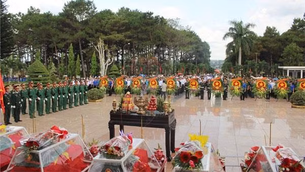 Rapatriement des restes de soldats volontaires vietnamiens tombés au Cambodge ảnh 1