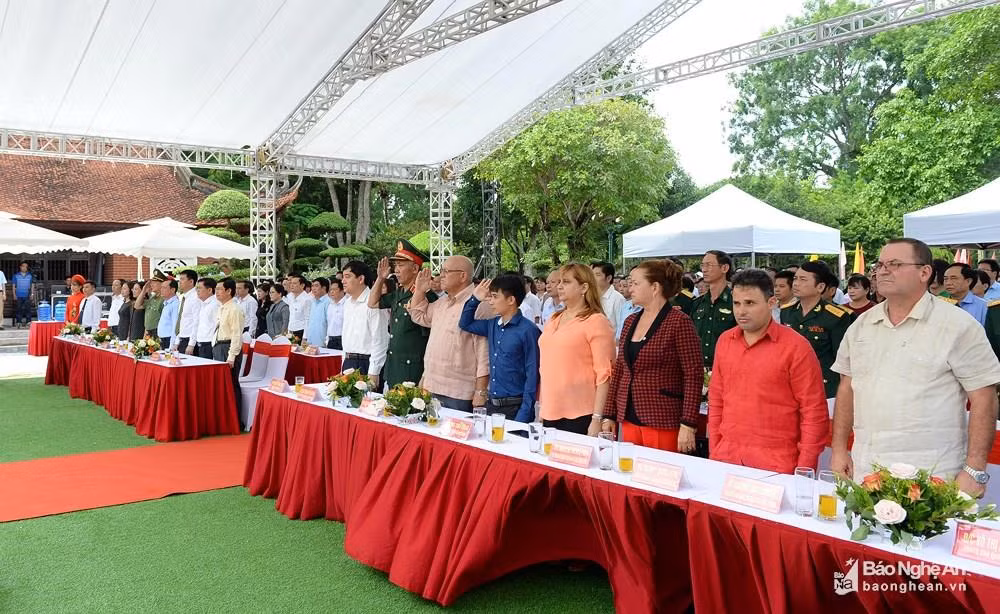 Nghê An commémore le 50e anniversaire du décès du Président Hô Chi Minh ảnh 2