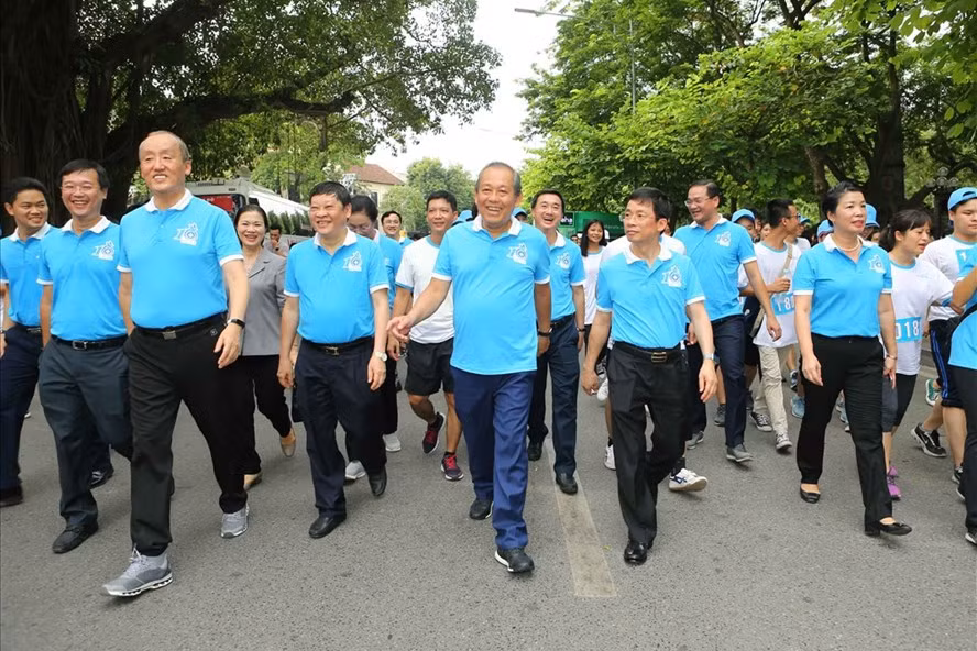 Des milliers de personnes rejoignent la "Marche pour ta santé" à Hanoi ảnh 1