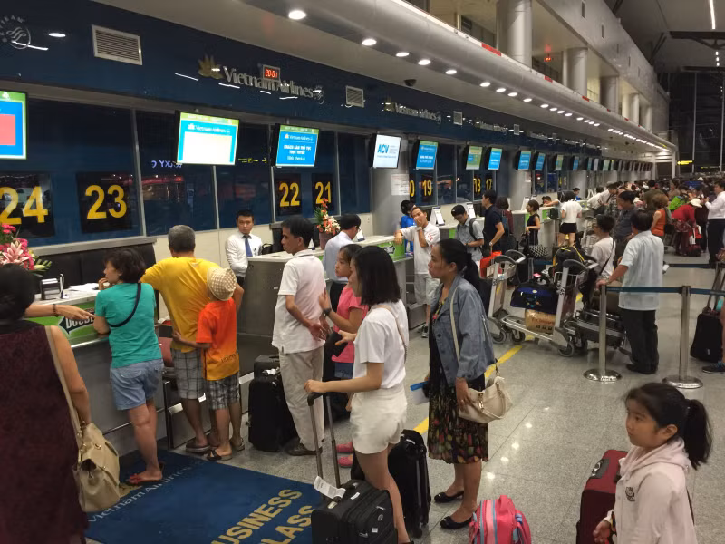 Les aéroports vietnamiens ont servi 52,8 millions de passagers au premier semestre ảnh 1