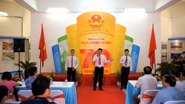 Ouverture de l’exposition de photos «Rayonnement de l’héroisme vietnamien» ảnh 1