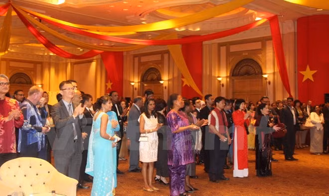 Le 70e anniversaire de la Fête nationale fêté à l’étranger ảnh 2