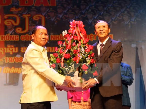 La Journée traditionnelle de la police populaire du Vietnam célébrée au Laos ảnh 1
