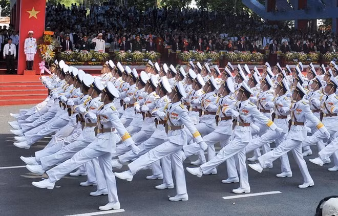 Félicitations des dirigeants laotiens pour la Fête nationale ảnh 1