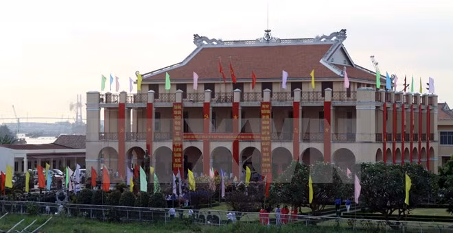 HCM-Ville : les dirigeants rendent hommage aux Présidents Hô Chi Minh et Ton Duc Thang ảnh 1