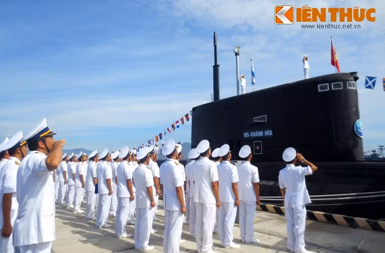 Cérémonie de lever du drapeau national sur deux nouveaux sous-marins ảnh 1