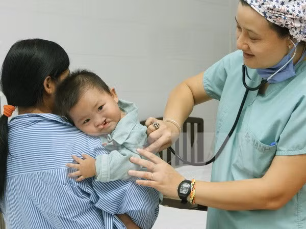 Operation Smile rend le sourire à plus des 200 enfants à Quang Ngai ảnh 1
