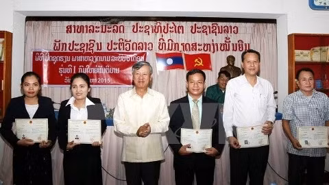 Clôture du 1er cours de langue vietnamienne destiné aux cadres laotiens ảnh 1