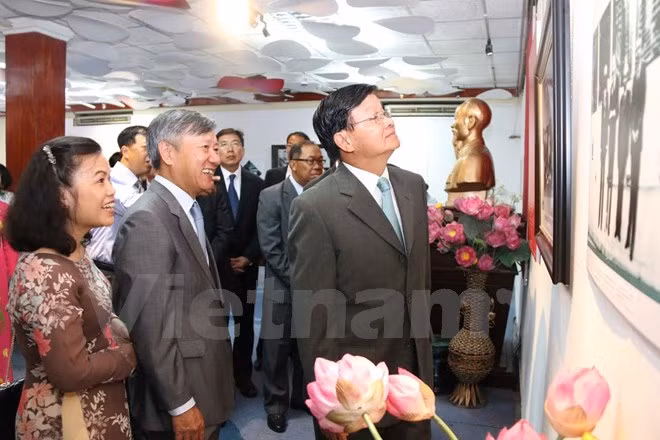 Exposition de photos sur les activités diplomatiques du Vietnam au Laos ảnh 1