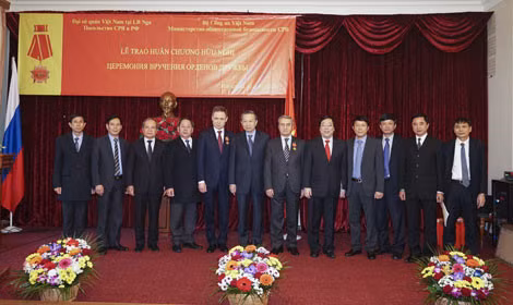 Le Vietnam remet l’Ordre de l’Amitié aux dirigeants du Service russe de la sécurité ảnh 1