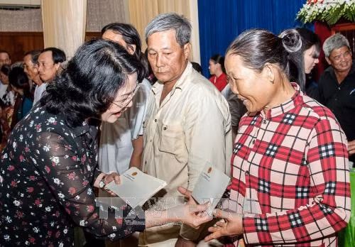 Dang Thi Ngoc Thinh remet des cadeaux à des personnes démunies à An Giang ảnh 1