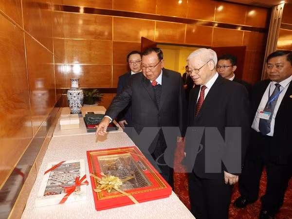 Nguyen Phu Trong et Bounnhang Vorachith à une exposition sur les relations Vietnam-Laos ảnh 1
