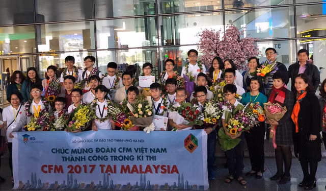 Le Vietnam remporte trois médailles d’or à un concours de mathématiques en Malaisie ảnh 1