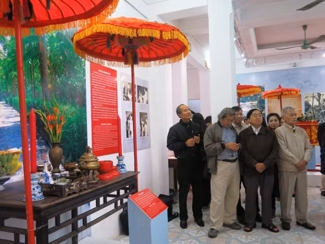 Exposition de photos et d’objets sur le mariage traditionnel de Huê ảnh 1