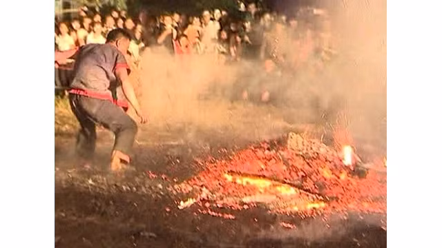 Hà Giang : La fête du saut au-dessus du feu des Pà Then ảnh 1
