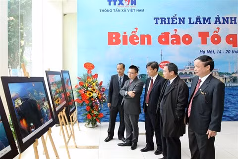 Quelque 150 photos sur la mer et les îles du Vietnam exposées à Hanoï ảnh 1