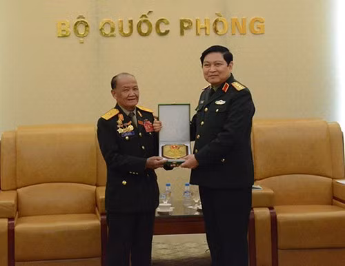 Le ministre de la Défense reçoit des anciens combattants cambodgiens et laotiens ảnh 2