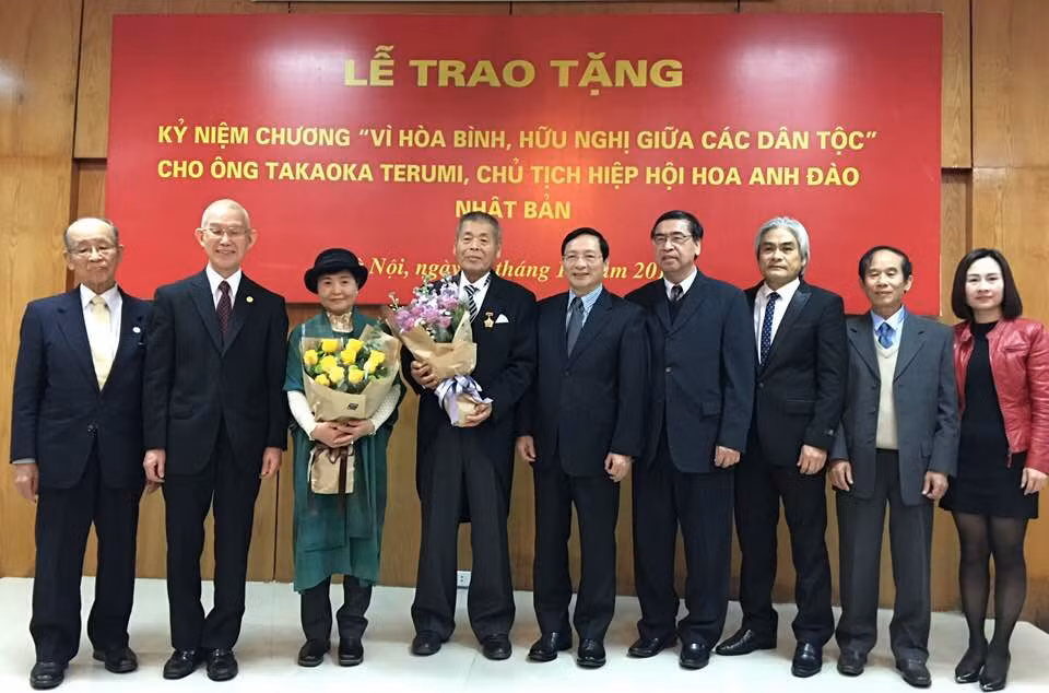 L'insigne de l’amitié décerné au président de l'Association des fleurs de cerisier du Japon ảnh 1