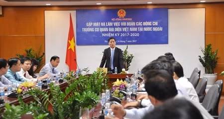 Les ambassadeurs contribuent à promouvoir la coopération entre le Vietnam et le monde entier ảnh 1