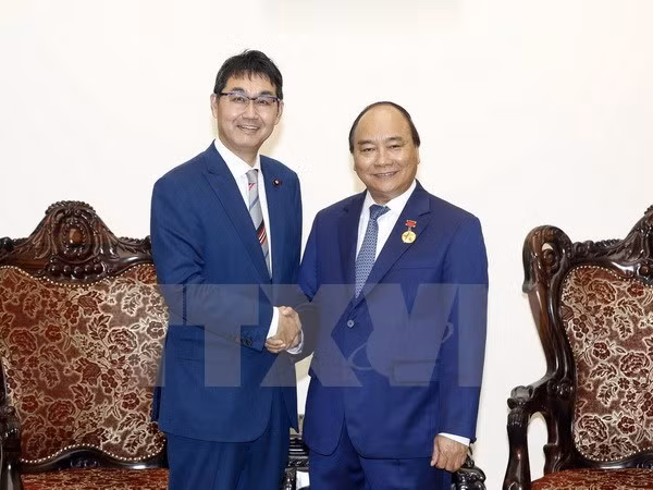 Le PM Nguyên Xuân Phuc reçoit le conseiller spécial du PM japonais ảnh 1