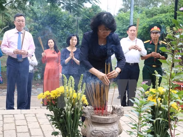 La vice-présidente Dang Thi Ngoc Thinh rend hommage aux morts pour la Patrie à Con Dao ảnh 1