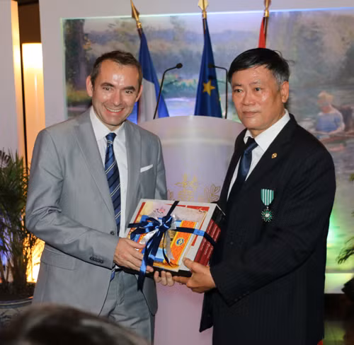 La France décore l’ancien directeur de la Bibliothèque nationale du Vietnam ảnh 1