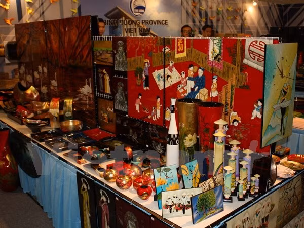 Des produits vietnamiens à la Foire internationale de l'ameublement de Singapour ảnh 1