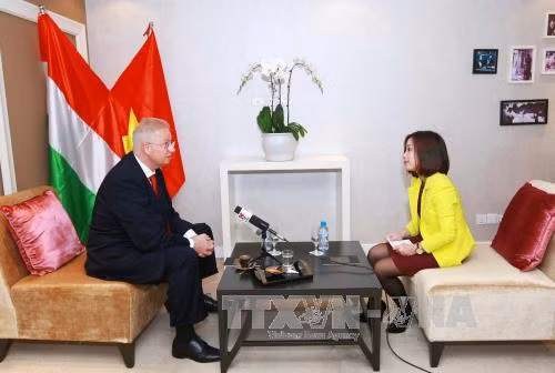 La Hongrie souhaite nouer un "très fort contact" avec le Vietnam ảnh 2