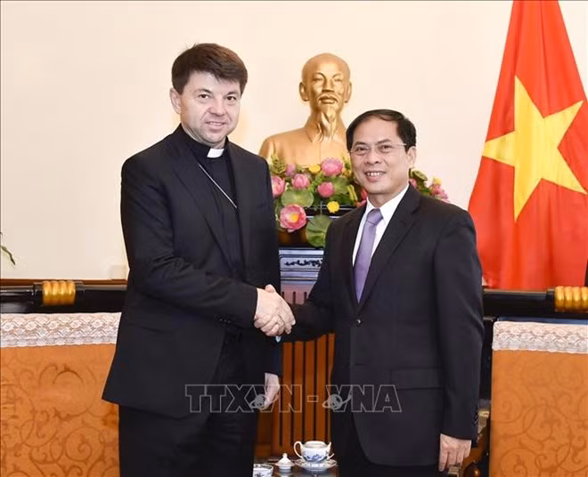 Le vice-ministre des AE Bui Thanh Son reçoit l'envoyé spécial non résident du Saint-Siège au Vietnam ảnh 1